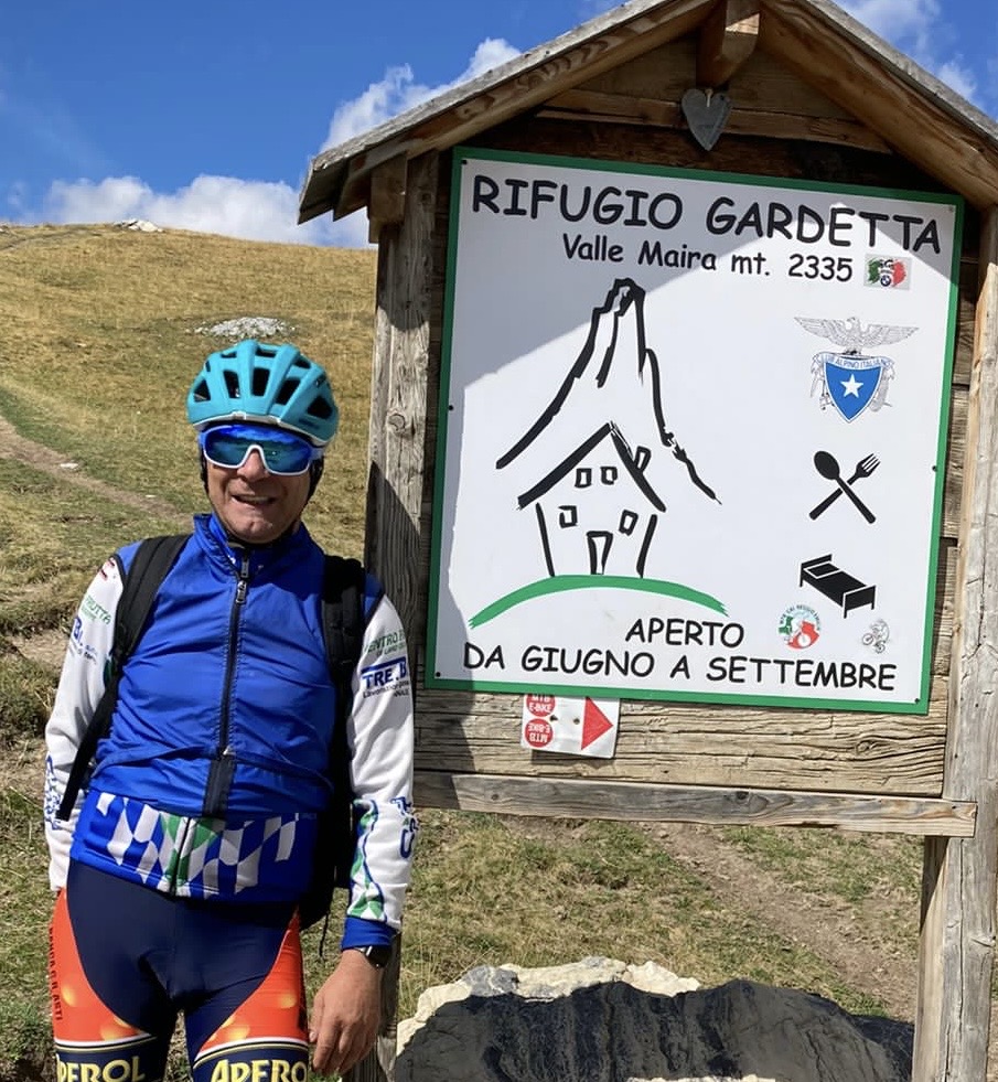 Andrea Palma in tenuta da ciclista lungo un percorso di montagna