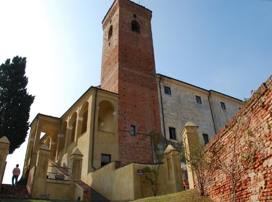 Veduta del castello di Cisterna d’Asti per le visite guidate
