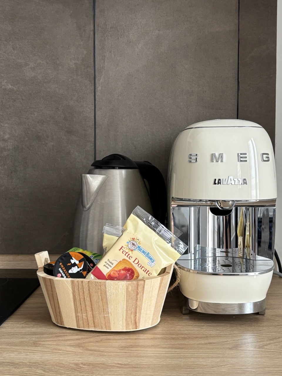 Il kit colazione Taká: cestino con prodotti da forno accanto alla macchina del caffè